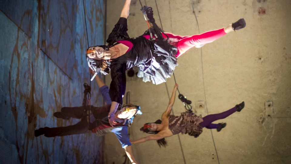 Artyści na linach tańczący na fasadzie sali koncertowej Jordanki zainaugurują swoim spektaklem Festiwal Teatrów Ulicznych w Toruniu. Fot. nadesłane