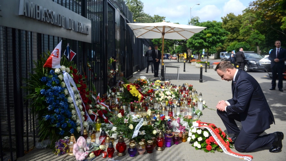 Prezydent RP Andrzej Duda złożył kwiaty przed ambasadą Republiki Francuskiej w Warszawie, oddając hołd ofiarom zamachu we Francji. Fot. PAP/Jakub Kamiński
