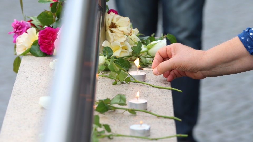 Kwiaty i świeczki przed centrum handlowym Olimpia w Monachium. Fot.PAP/EPA