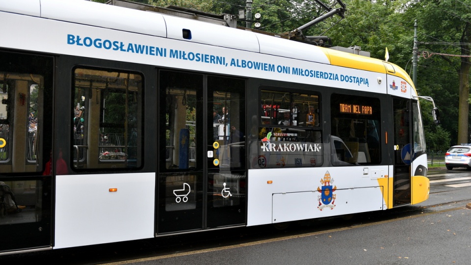Takim tramwajem papież Franciszek jechał wraz z niepełnosprawną młodzieżą na krakowskie Błonia. Fot. PAP/Maciej Kulczyński