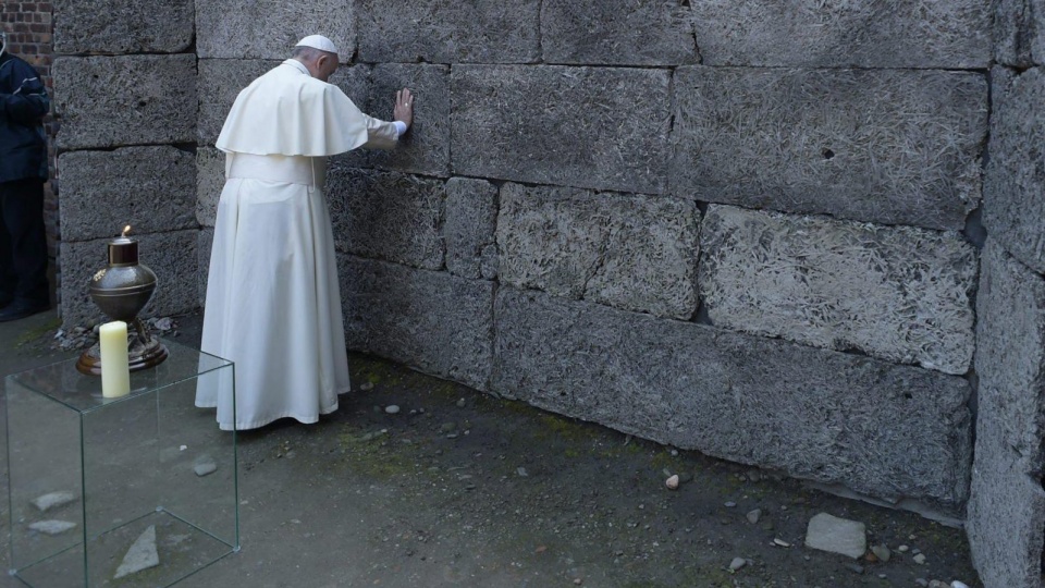 Papież w skupieniu i niemal w całkowitej ciszy oglądał były niemiecki obóz Auschwitz I. Fot. PAP/EPA