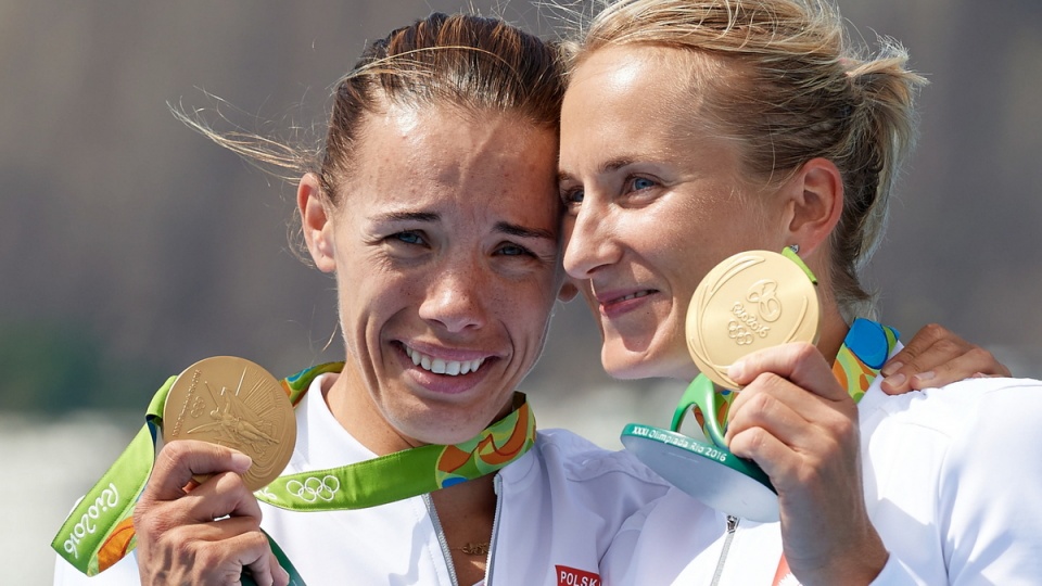 Polskie wioślarki Magdalena Fularczyk-Kozłowska (L) i Natalia Madaj (P) ze złotymi medalami wywalczonymi w wyścigu dwójek podwójnych kobiet. Fot.PAP/Adam Warżawa