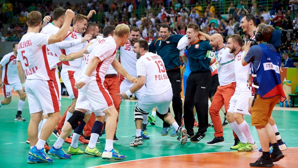 Polacy cieszą się ze zwycięstwa po meczu ćwierćfinałowym piłkarzy ręcznych z Chorwacją. Fot. PAP/Adam Warżawa