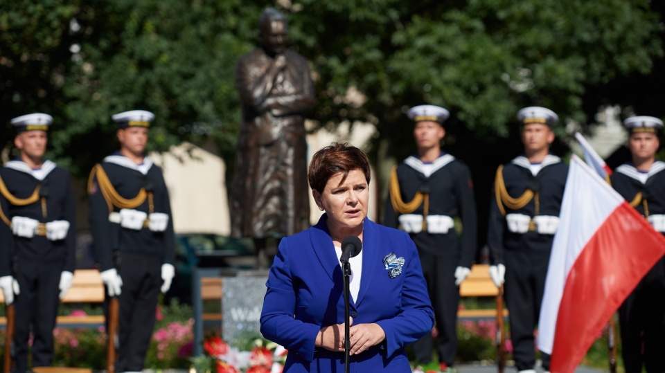 Wystąpienie premier Beaty Szydło podczas uroczystości złożenia kwiatów przed pomnikiem Anny Walentynowic. Fot. PAP/Adam Warżawa