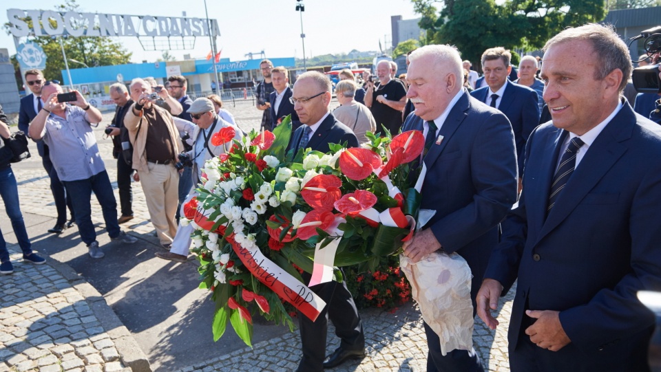 Były prezydent RP, legendarny przywódca "Solidarności" Lech Wałęsa składa kwiaty przed Pomnikiem Poległych Stoczniowców w Gdańsku. Fot. PAP/Adam Warżawa