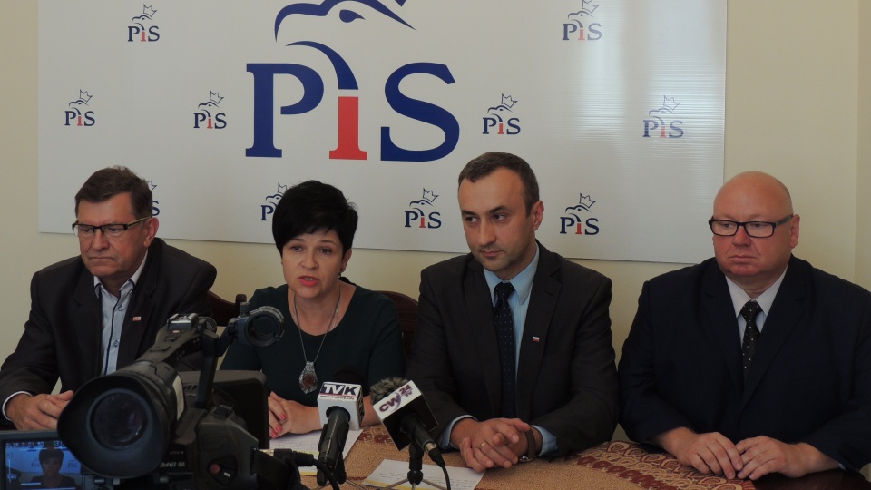 Chmielewski mówi, że są sygnały, według których poseł Łukasz Zbonikowski obiecał Platformie, że będzie utrudniał kampanię samorządową kandydatów swojej własnej partii. Fot. Marek Ledwosiński