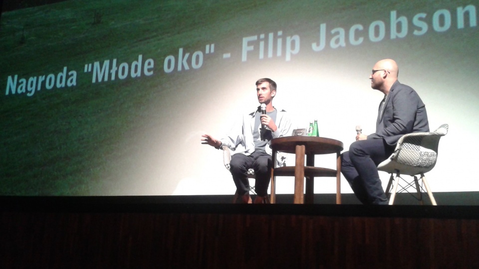 Laureat Młodego Oka - Filip Jacobson (L) w rozmowie z Krzysztofem Nowickim-szefem festiwalu. Fot. Bogumiła Wresiło