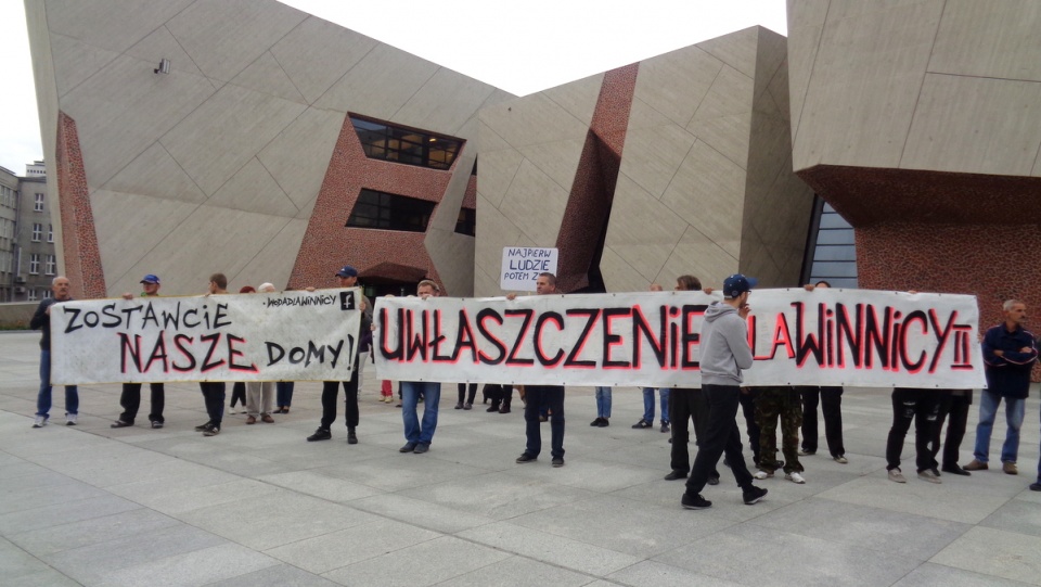 Mieszkańcy toruńskiego osiedla Winnica II protestują przed CKK Jordanki, gdzie odbywa się Forum Inteligentnych Miast i Nowoczesnych Technologii. Fot. Monika Kaczyńska