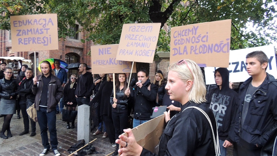 Grupa mieszkańców i sympatyków partii Razem w Toruniu sprzeciwiała się zaostrzaniu przepisów aborcyjnych. Fot. Michał Zaręba