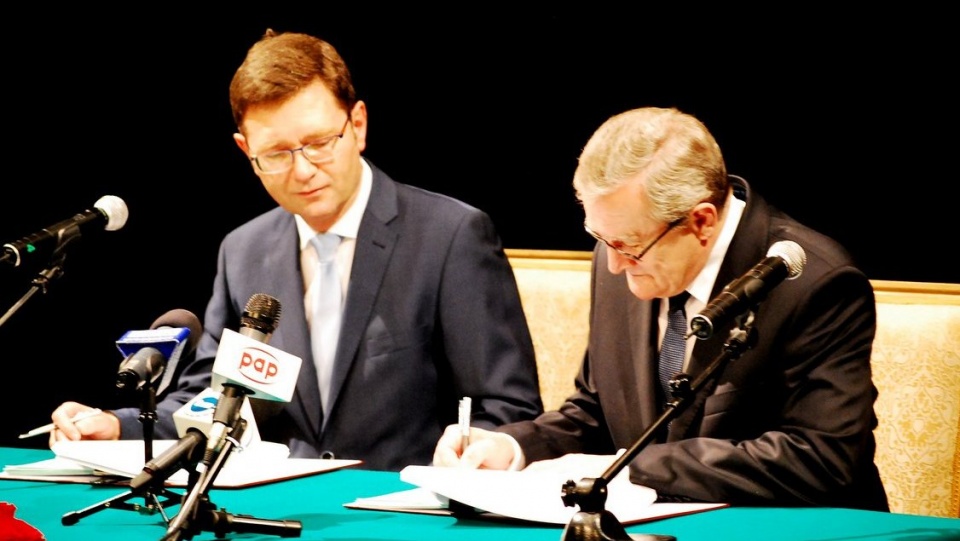 W trakcie uroczystego spotkania w Operze Nova, prof. Piotr Gliński podpisał umowę dotyczącą dofinansowania bydgoskiej instytucji. Fot. Magda Jasińska