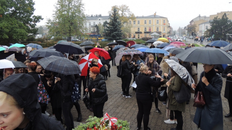 "Czarny protest" na Placu Wolności we Włocławku. Fot. Marek Ledwosiński