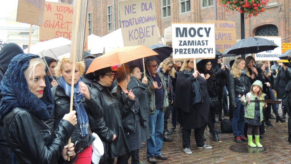 "Czarny protest" w Toruniu. Fot. Monika Kaczyńska