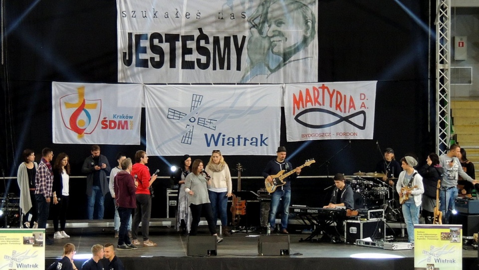 Po "Karoliadzie" wierni bawili się w hali "Łuczniczka" podczas koncertu gospel zespołu TGD. Fot. Damian Klich