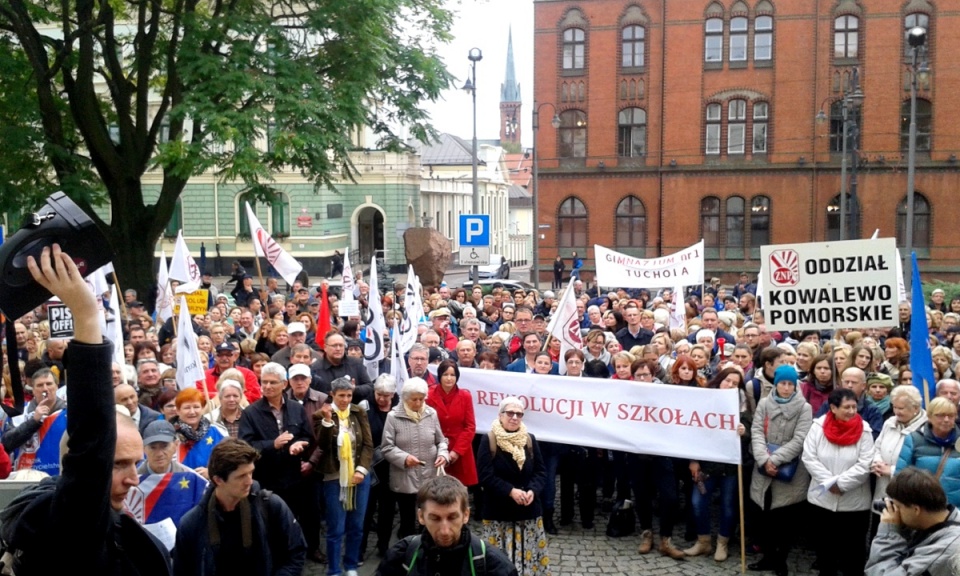 Nauczyciele, rodzice, działacze społeczni - kilkaset osób protestowało przed Urzędem Wojewódzkim w Bydgoszczy. Fot. Monika Siwak-Waloszewska