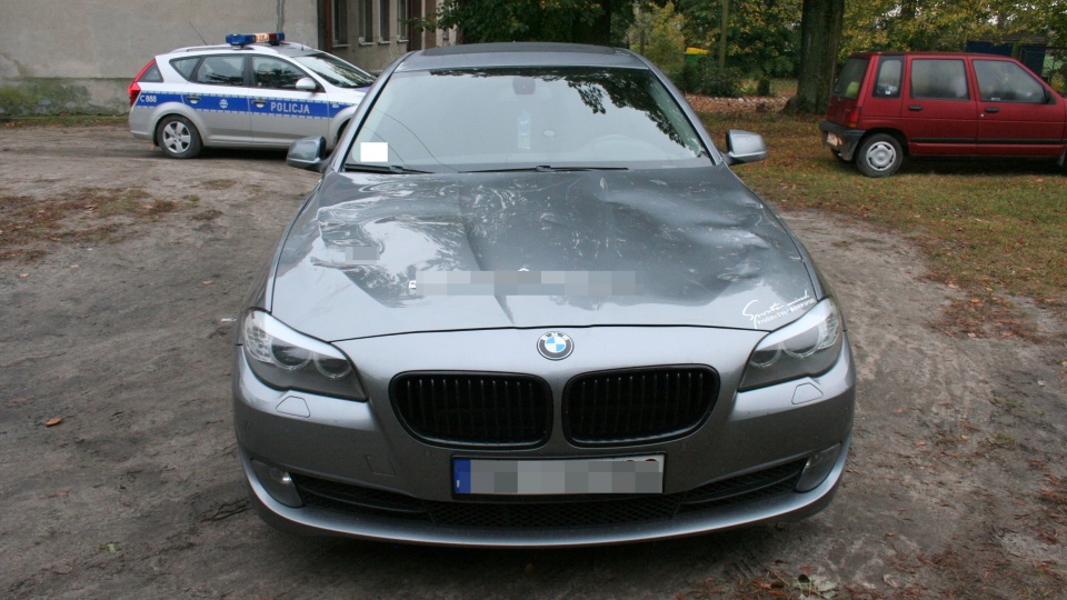 Jak ustalili policjanci uszkodzenia samochodu za zgodą właścicielki dokonał jej 29-letni brat wraz z kolegą. Fot. KPP w Żninie