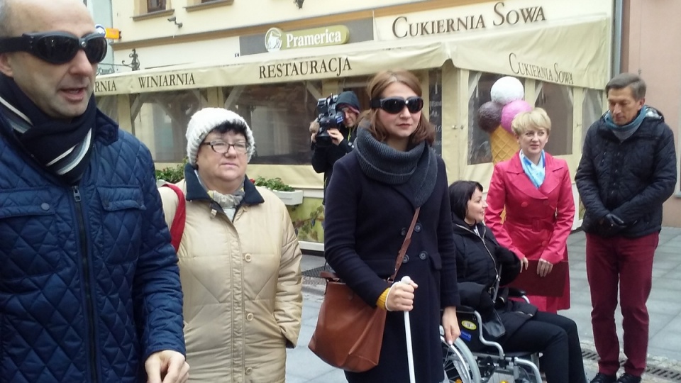 Bydgoscy urzędnicy, przedstawiciele mediów i lokalnych instytucji wcielili się w rolę osób niepełnosprawnych. Fot. Kamila Zroślak