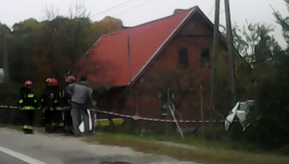 Na drodze krajowej nr 80 między Bydgoszczą a Toruniem, samochód osobowy uderzył w jeden z domów. Fot. Marcin Krystek