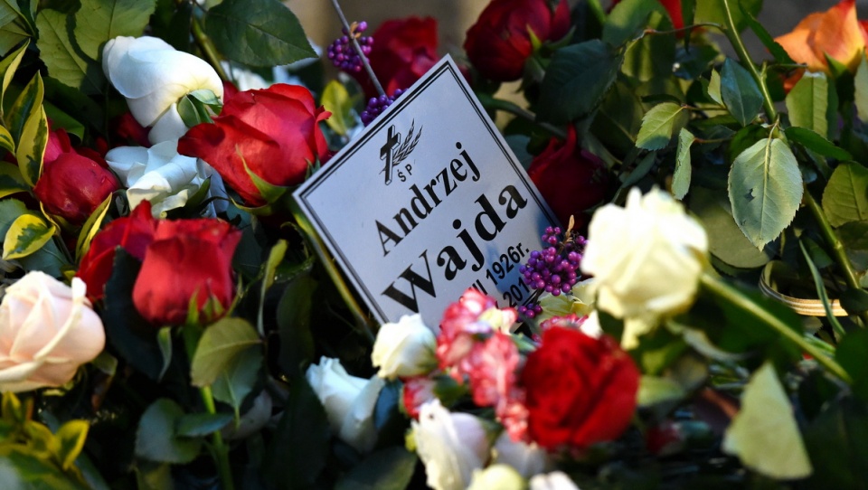 Urnę z prochami Andrzeja Wajdy złożono w grobie na Cmentarzu Salwatorskim. Fot. PAP/Jacek Bednarczyk
