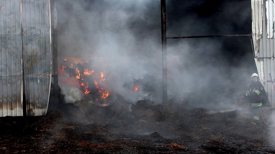 7 października na terenie gminy Jeżewo doszło do pożaru budynku gospodarczego. Fot. KPP w Świeciu nad Wisłą