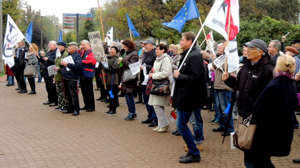 W manifestacji KOD w Bydgoszczy uczestniczyło około 50 osób. Fot. Damian Klich
