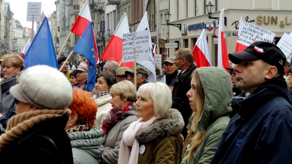 Przeciwko polityce rządu protestowało dziś w Toruniu ponad 100 osób. Fot. Michał Zaręba