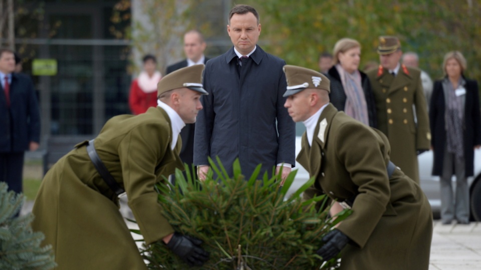 Prezydent Andrzej Duda (C) na cmentarzu Rakoskeresztur, gdzie złożył wieniec pod pomnikiem Rewolucji 