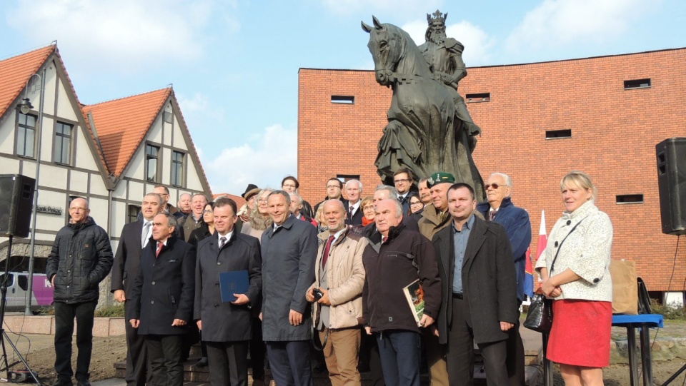 Podczas uroczystości wręczono pamiątki tym, którzy byli zaangażowani w budowę pomnika Kazimierza Wielkiego. Fot. Damian Klich