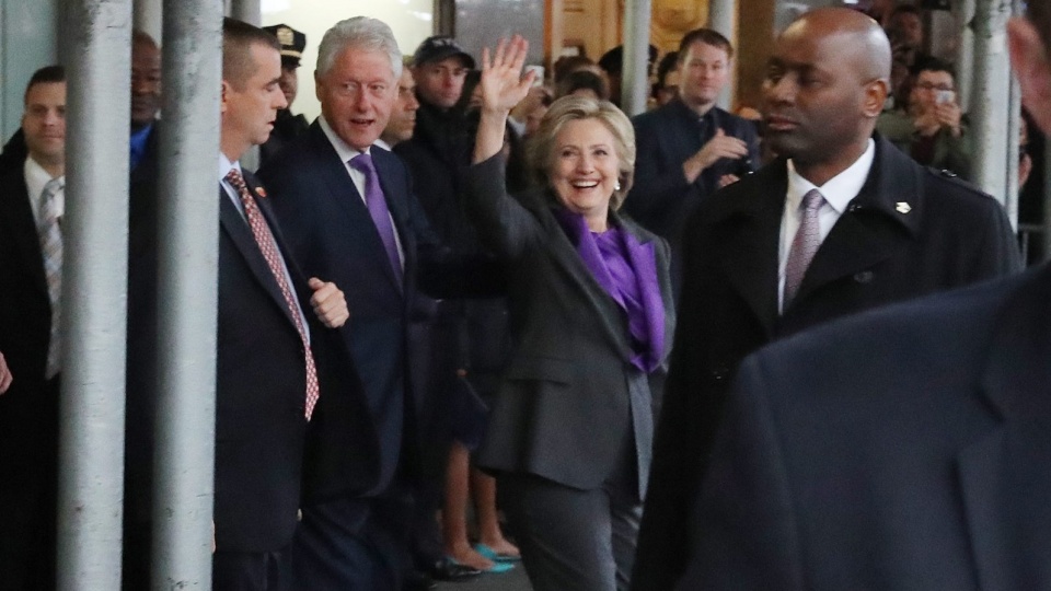 Clinton udająca się na spotkanie ze swoim sztabem wyborczym i zwolennikami. Fot. PAP/EPA