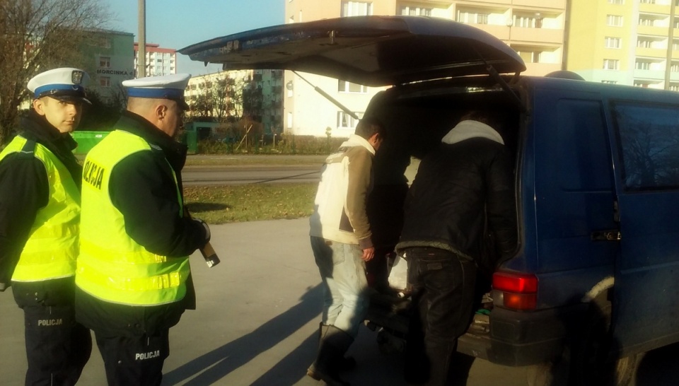 Kujawsko-pomorscy policjanci kontrolują m.in. stan techniczny pojazdów. Fot. Kamila Zroślak
