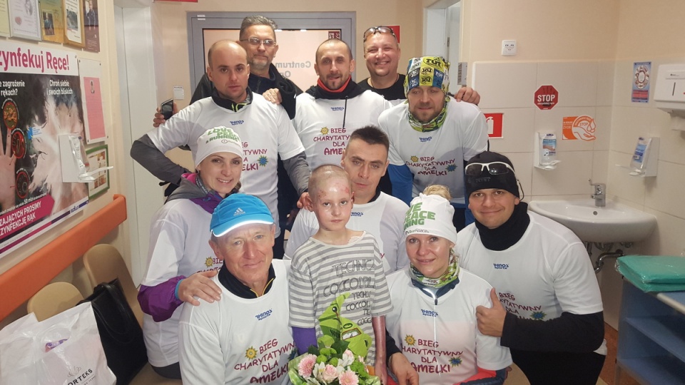 Uczestnicy biegu z wizytą u 7-letniej Amelki, która przebywa w szczecińskim szpitalu. Fot. nadesłane