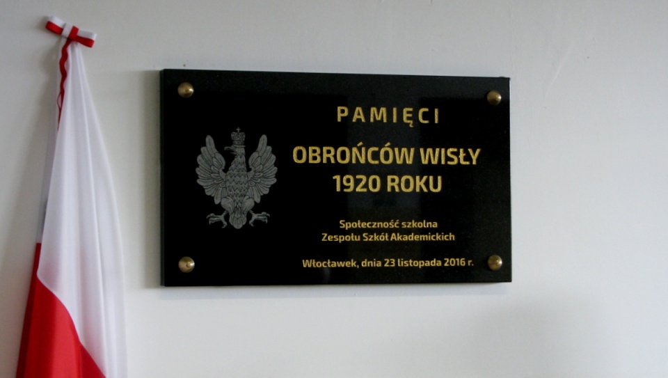Minister obrony przekazał szkole sztandar poświęcony "obrońcom Wisły 1920 roku" oraz odsłonił pamiątkową tablicę. Fot. Robert Erdmann