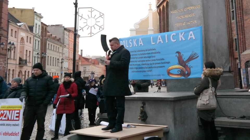 Przedstawiciele "Polski Laickiej" wyrazili protest wobec udziału władz państwowych w 25. urodzinach "Radia Maryja". Fot. Michał Zaręba