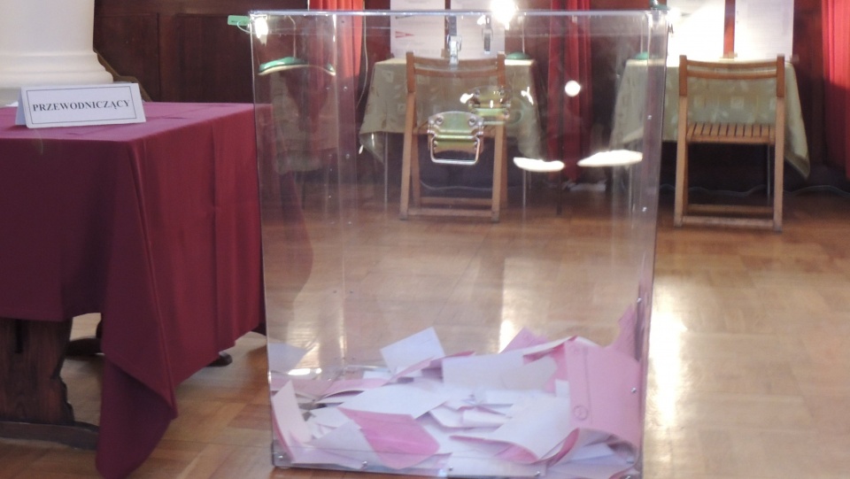 Mieszkańcy Lubrańca po raz pierwszy wrzucają karty do głosowania do przeźroczystych urn. Fot. Marek Ledwosiński