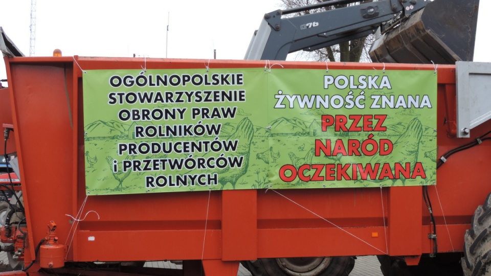 Przed Urzędem Gminy Dobrcz pojawiły się ciągniki z transparentami. Fot. Lech Przybyliński