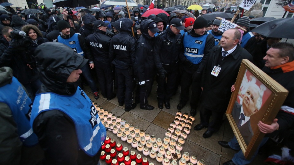 Policja podczas uroczystości przed Pałacem Prezydenckim. Fot. PAP/Leszek Szymański