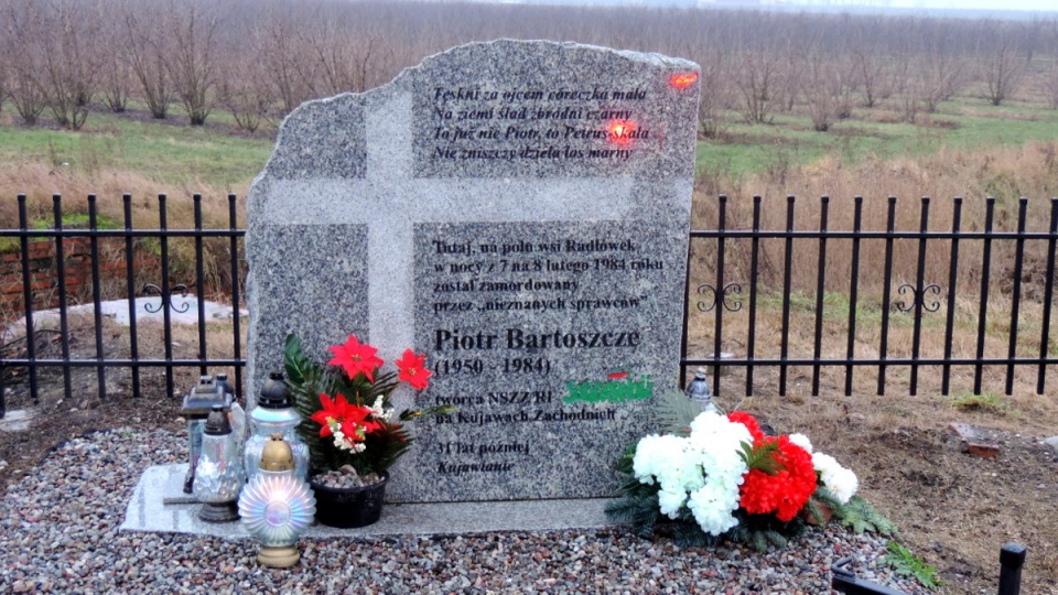 W strugach deszczu przedstawiciele władz i delegacje złożyły kwiaty pod obeliskiem upamiętniającym śmierć Piotra Bartoszcze. Fot. Lech Przybyliński