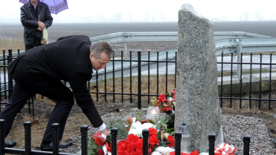 W strugach deszczu przedstawiciele władz i delegacje złożyły kwiaty pod obeliskiem upamiętniającym śmierć Piotra Bartoszcze. Fot. Lech Przybyliński
