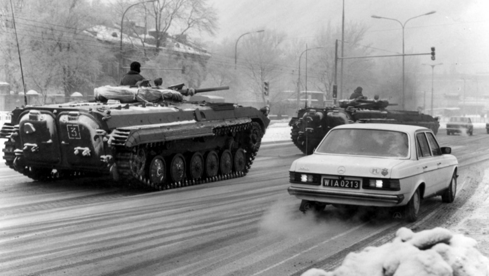 Na zdjęciu archiwalnym z grudnia 1981: czołgi i samochody osobowe na ulicach Warszawy. 13 grudnia 2016 przypada 35. rocznica wprowadzenia stanu wojennego. Fot. PAP