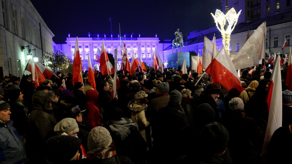 Kluby Gazety Polskiej manifestowały w obronie demokracji przed Pałacem Prezydenckim w Warszawie. Fot. PAP/Jacek Turczyk