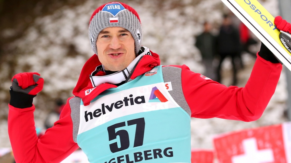 Kamil Stoch cieszy się z 2. miejsca w zawodach Pucharu Świata w skokach narciarskich w szwajcarskim Engelbergu. Fot. PAP/Grzegorz Momot