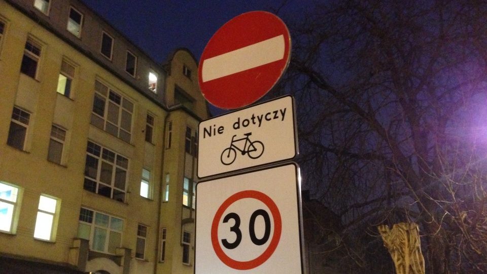 Jakie przepisy obowiązują gdy "poruszając sie pod prąd" na rowerze dojedziemy do skrzyżowania? Fot. Tomasz Kaźmierski