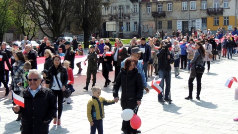 Zgromadzeni na włocławskim Starym Rynku otrzymali flagi, chorągiewki i balony w barwach narodowych. Marek Ledwosiński