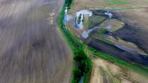 Pola i domy zalewane wodą z Krówki - zdjęcia wykonane za pomocą drona. Fot. Aviation Technik, sp. z o. o.