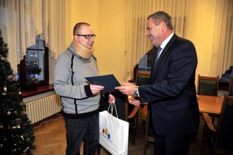 Prezydent Bydgoszczy nagrodził bohaterskiego taksówkarza [zdjęcia]