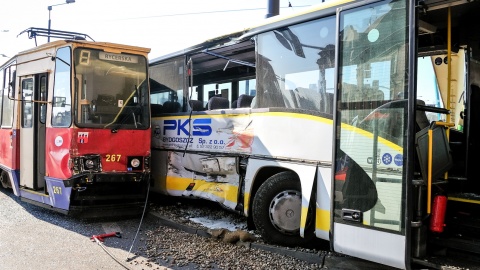 Zderzenie autobusu PKS z tramwajem w Bydgoszczy. Są ranni [zdjęcia, wideo]