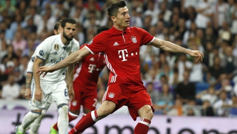 Liga Mistrzów - gol Lewandowskiego nie pomógł Bayernowi