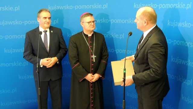 Biskup Wiesław Śmigiel na spotkaniu w Urzędzie Marszałkowskim w Toruniu