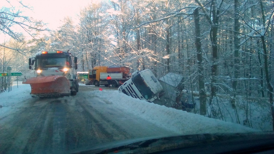 Do wypadku ciężarówki doszło na leśnym odcinku drogi wojewódzkiej nr 272 między Jeżewem a Grupą. Fot. Marcin Doliński