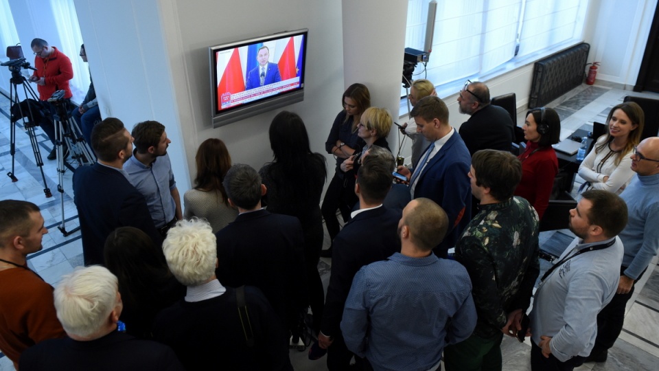 Dziennikarze oglądają na ekranie transmisję oświadczenia dla mediów prezydenta Andrzeja Dudy ws. ustawy oświatowej w Sejmie. PAP/Radek Pietruszka