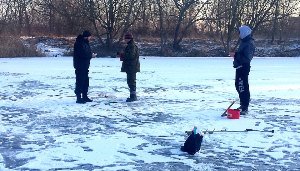 Policja kontrolowała amatorów połowu ryb na lodzie. Fot. KWP w Bydgoszczy